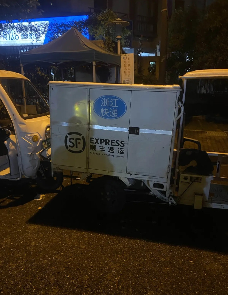 寄快递为什么要选择顺丰？1；因为顺丰速度最快！别的快递都慢，如果是邮政快递，