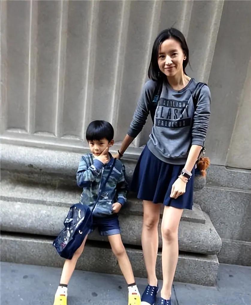 董洁晒出14岁顶顶的视频，眉眼间全是潘粤明的影子，这画面太讽刺了。别再说什么离