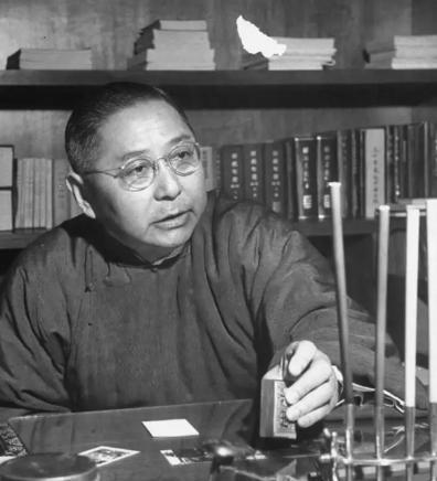南京解放前夕，孙科到中山陵园谒陵辞别，护卫们向他请示：“解放军渡江以后我们应该怎