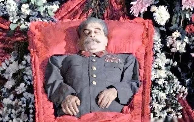 1961年，斯大林坟墓被挖开，军官们将其从水晶棺中抬了出来，亲手剪掉他军服上所有