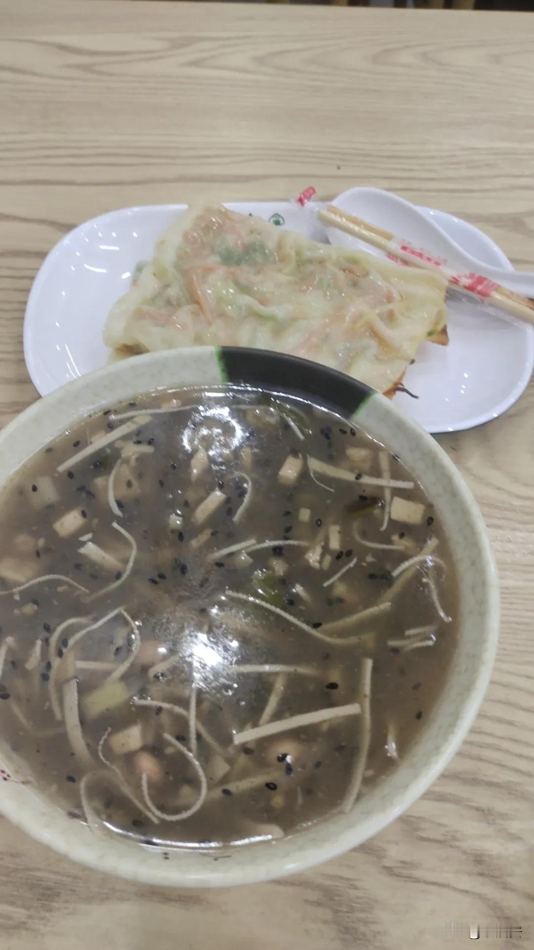 还是老家的早餐便宜啊,四块钱吃饱了。