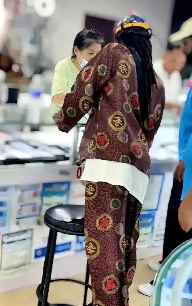 惊到了！中国只有逝者才穿的寿衣，竟被来旅游的老外当成潮服穿去逛街刚刷到老外穿
