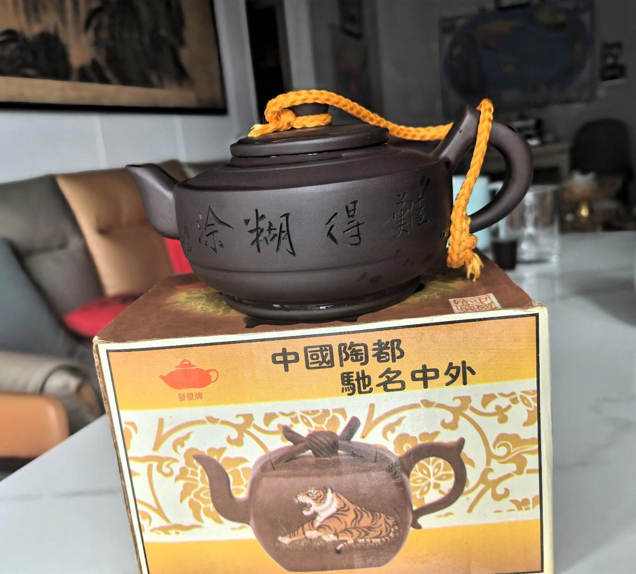 一早起来，九十岁的婆婆就等在客厅，颤巍巍的拿出一个纸盒子，说这是以前公公年轻时去
