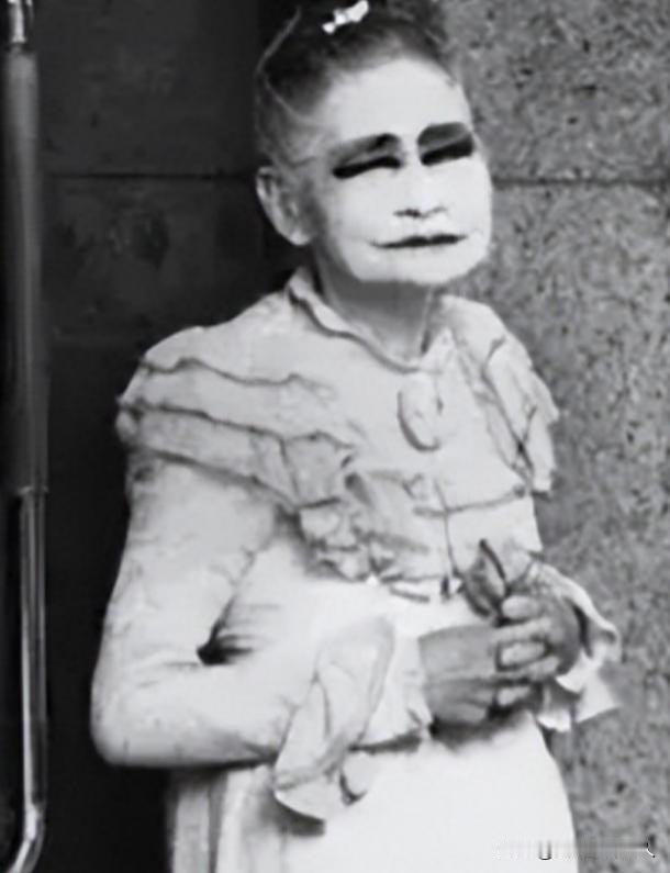 照片中这个打扮妖娆的日本老太，74岁高龄却仍在街头拉客，她还有个奇怪规矩：客人坚