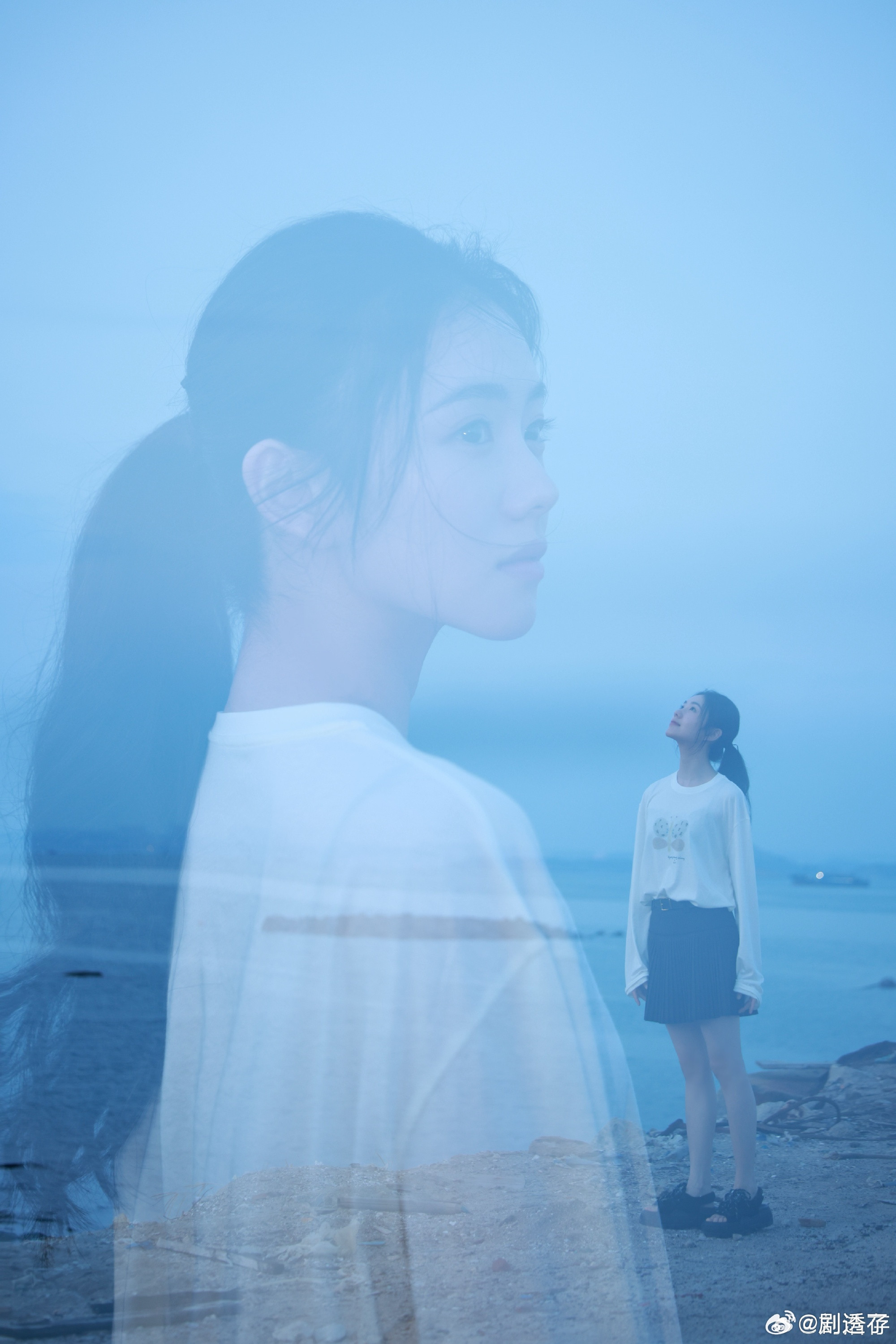 刘浩存海边蓝调梦回马小远刘浩存替马小远看了海这组图真的绝了，蓝调的海边，白T恤