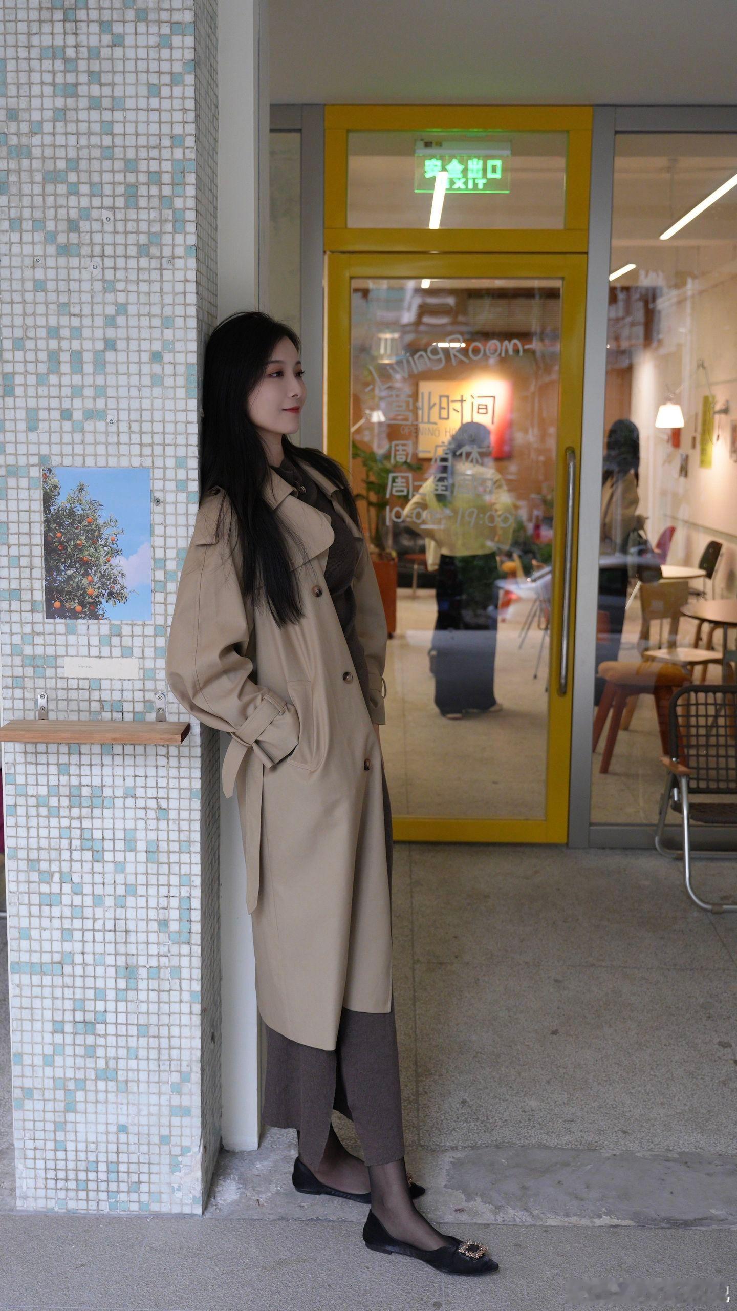 穿衣搭配风衣，黑丝，平底鞋美女绘梦长廊