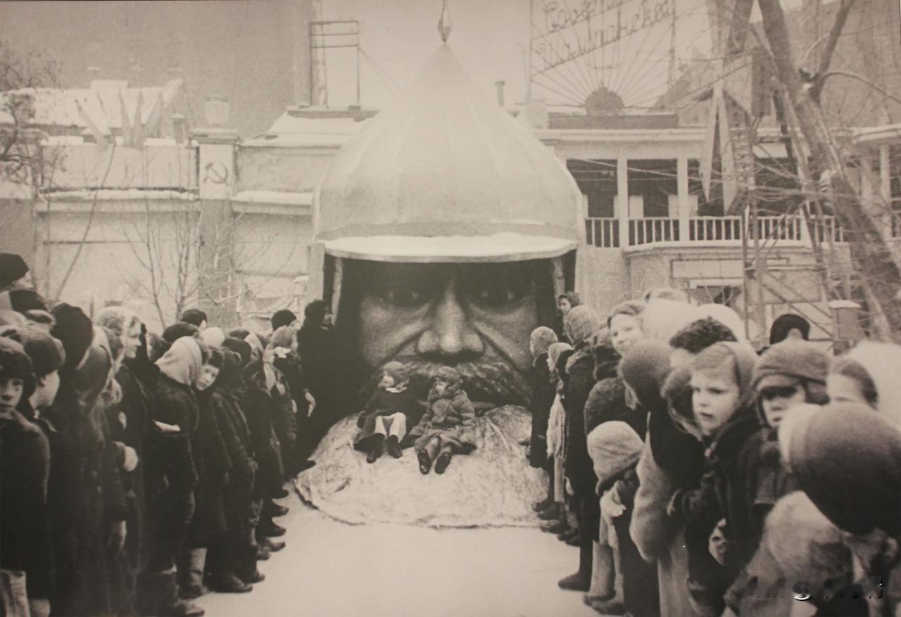 这张照片摄于1944年的莫斯科，展示了在“隐士花园”（HermitageGar