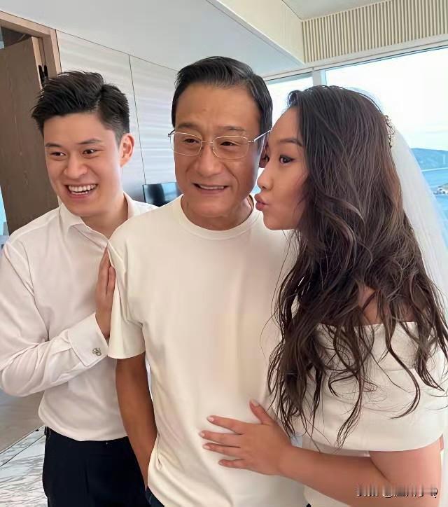 梁家辉的女婿长得酷似孙杨，但看着像位华裔，一笑起来嘴巴好大，像开了特效一样。