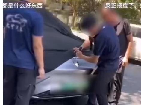 新能源车自燃，厂家到场不查原因、不沟通，反倒忙着撬车标、盖黑布。这事发生在2