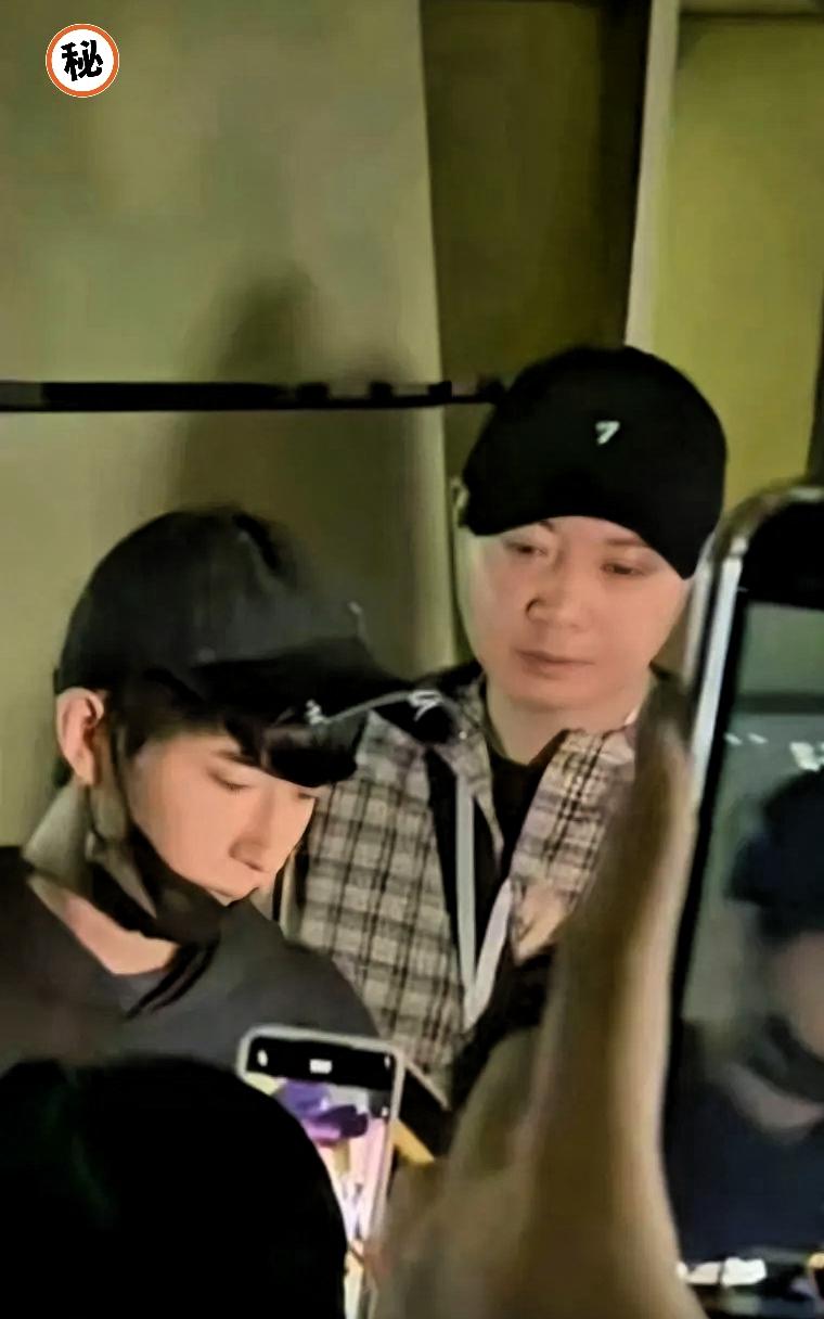见过这么可怕的经纪人吗？小于真的很怕他！明明刚才还在给粉丝微笑签名，明星一个
