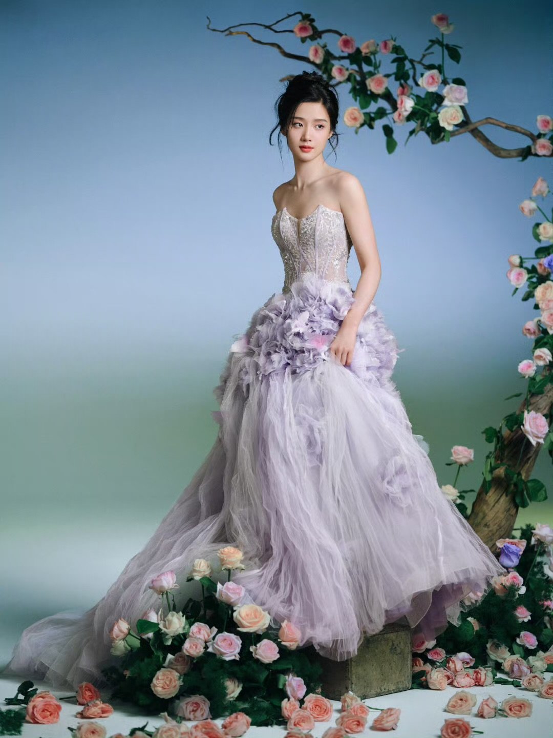 卢昱晓花仙子造型卢昱晓芭莎之夜出图卢昱晓芭莎之夜造型曝光，紫色花裙仙气四溢，坐等