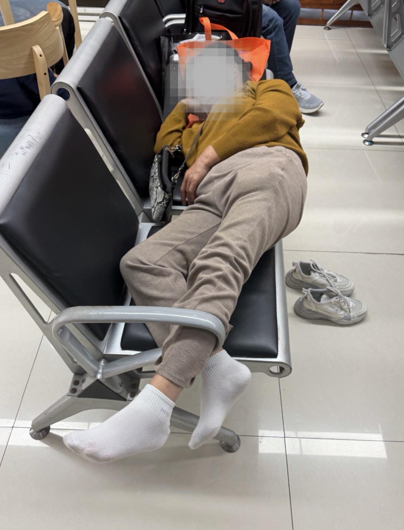 今天下班，我心里久久没法平静~。一天接诊了十几位肝病病人，大多是乙肝...