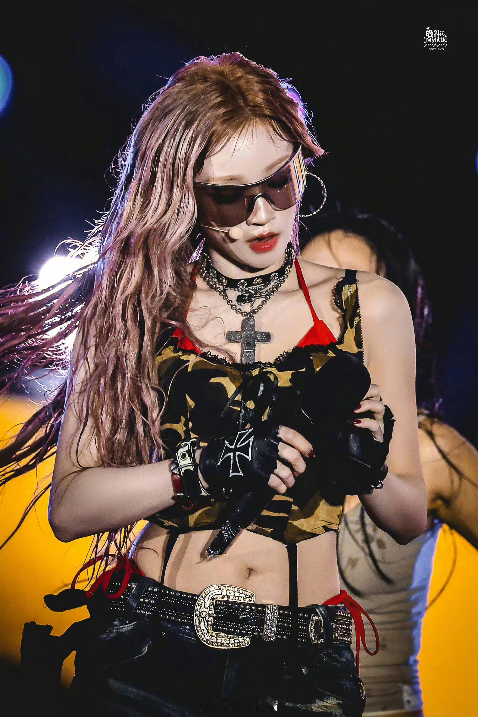 又被宋雨琦辣到了[爱心]演唱会简直是孕育神图的摇篮！​​​