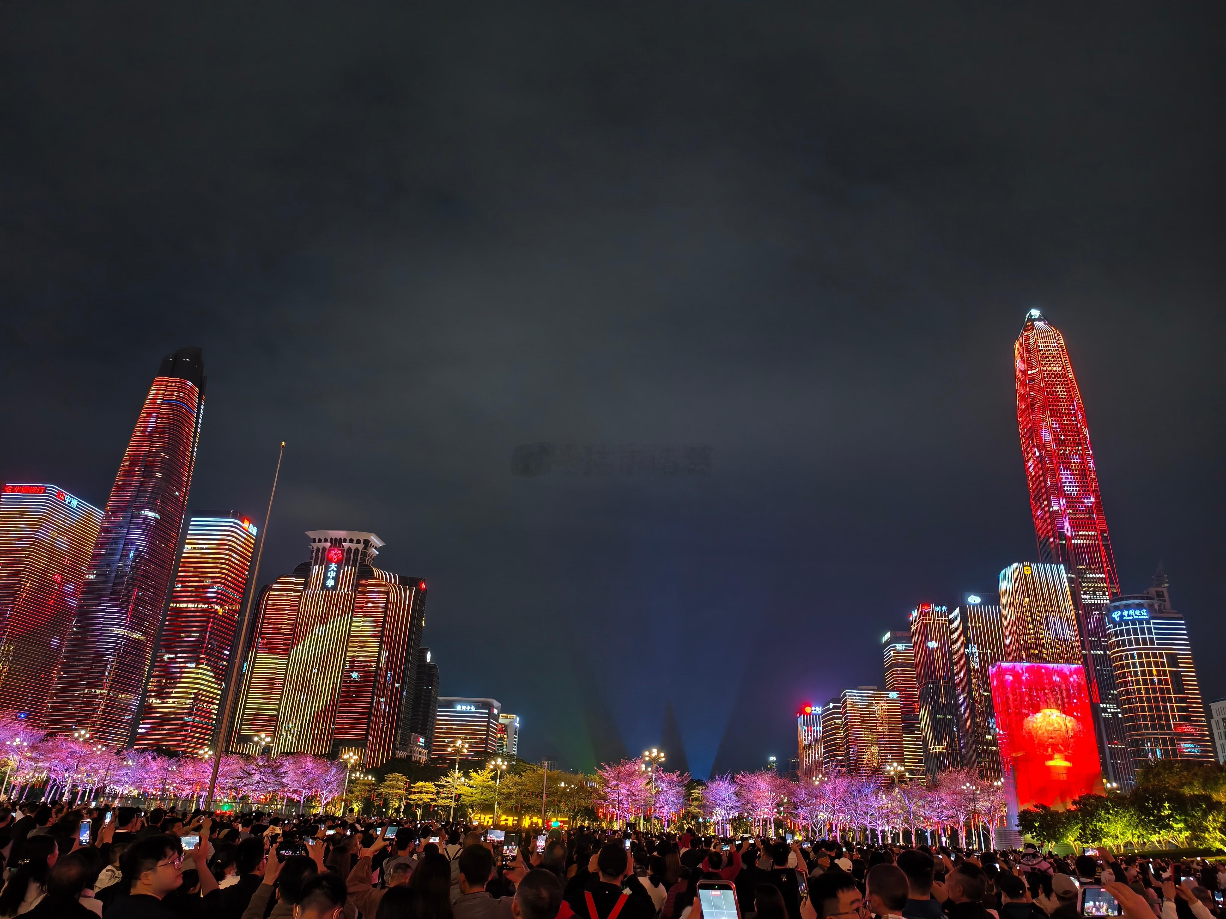 深圳福田市民中心灯光秀表演，这人山人海也太震撼了～