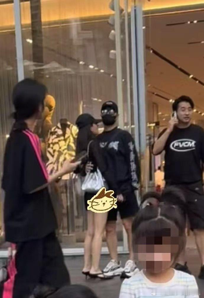 偶遇汪峰带森林北买名牌包包偶遇汪峰带森林北逛街买名牌包包，汪峰在商场门口搂腰女友