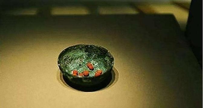 1965年，南京出土了一座罕见的父女合葬墓，当专家们对这个墓地进行考察时，意外发