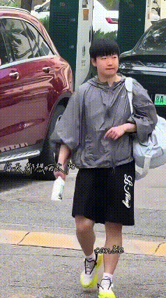 莎莎上训了，前天刚回来，今天就上训。估计她在体总里，就没出去过，更别说回家了。