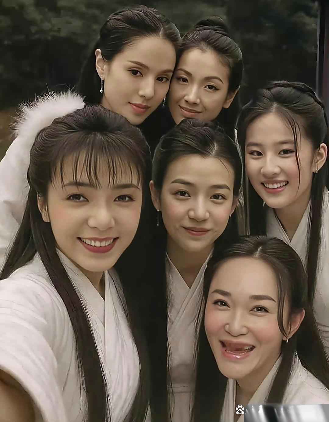 这几个扮演小龙女的你最喜欢哪一个？我还是喜欢李若彤的多一点。[比心]