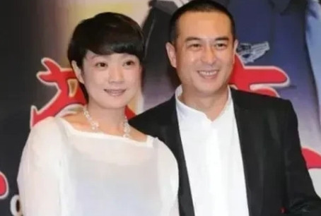 2008年，张嘉译成名后，与妻子王海燕一起住进400平的别墅，还提了200万的豪