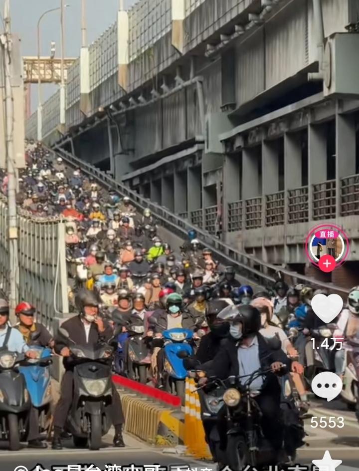 这是台湾省台北市著名的台北桥的街景，每天早晨和晚上的上下班高峰，成千上万的摩托车