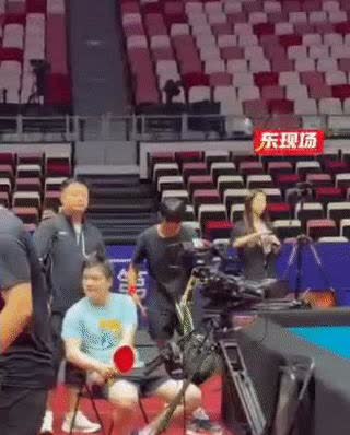 平野美宇终于把樊振东堵到了！她憋红脸，蚊子声问：能合影吗？樊振东唰地起身