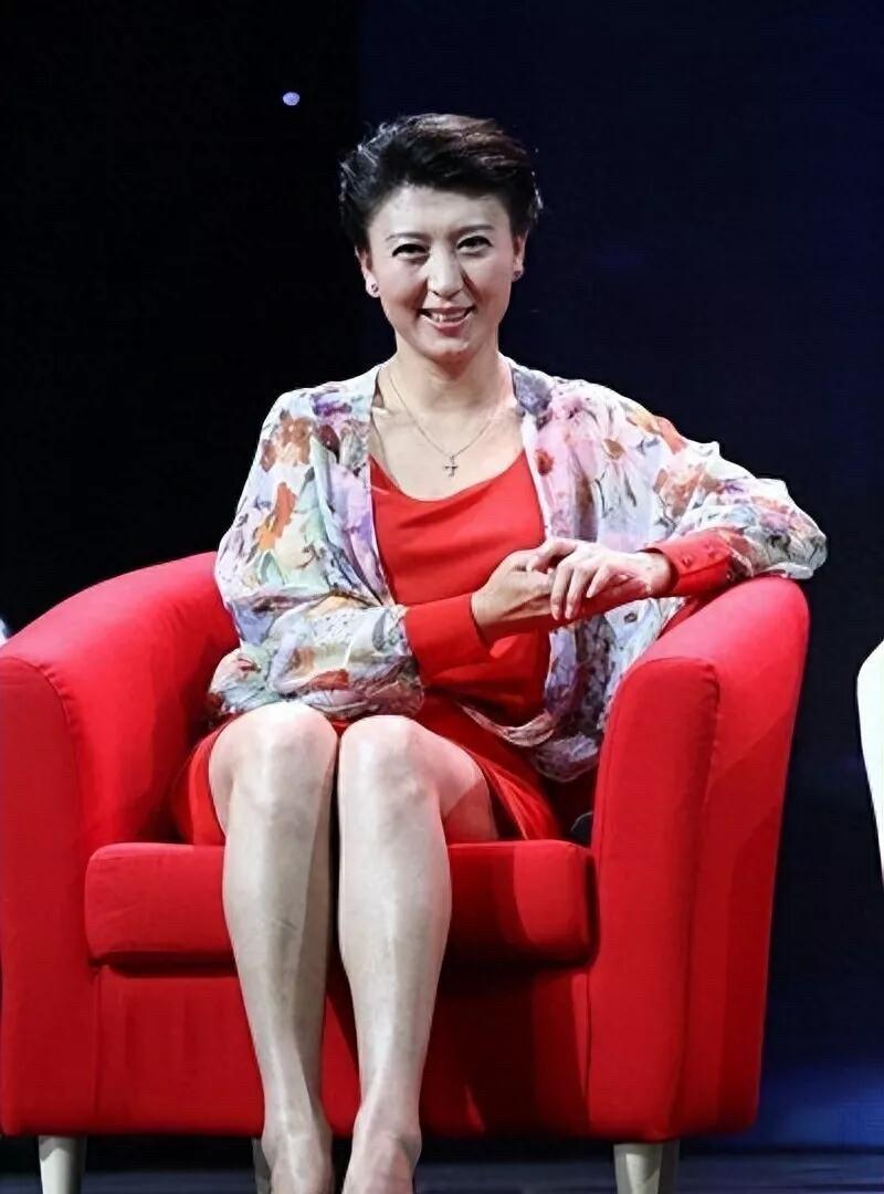 不知道为什么有很多人不喜欢她？她其实长得不难看，只是现在老了，发福了，着装打扮有