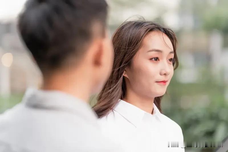女人对你动了情,会怎样暗示你呢?很多直男总觉得，女人得直白说“我喜欢你”才算动