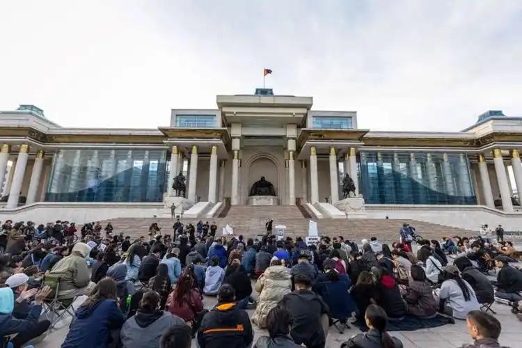 现在外蒙古最不能接受的，那就是看着内蒙古的日子比他们好！外蒙古首都乌兰巴托动不动