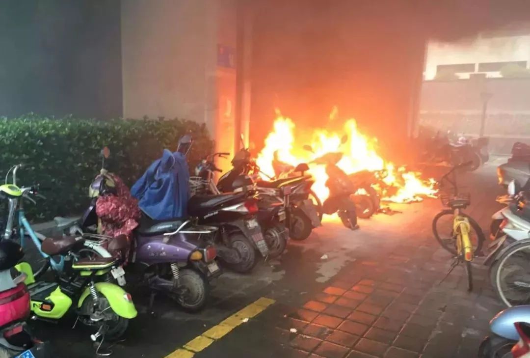 杭州电瓶车爆燃起火烧伤一家三口究竟什么电池威力那么大