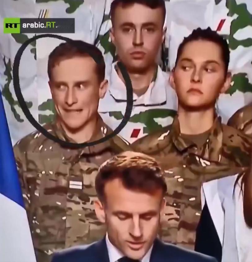 刚才发生了什么？！一名法国士兵在马克龙演讲期间突然引起轩然大波——举止怪异，神情
