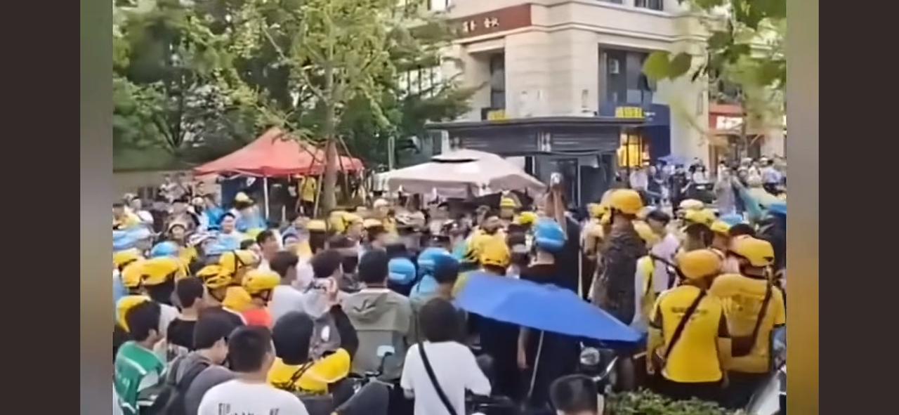 长沙有个小区最近算是彻底“出圈”了，不过这出圈的方式挺特别——被三大大外卖平台集