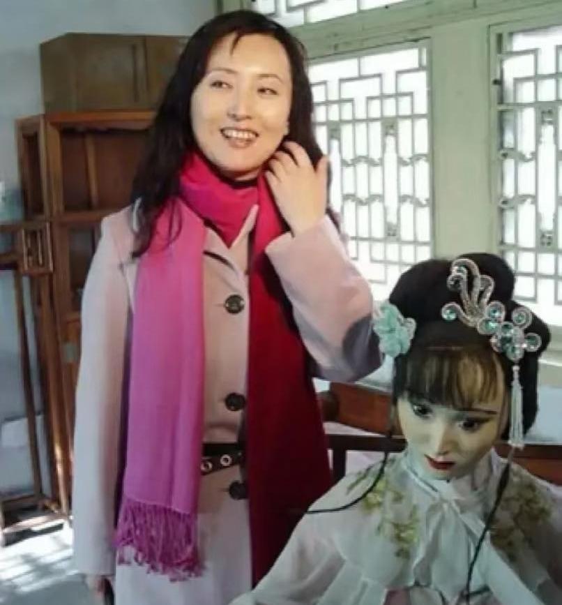 陈晓旭重回大观园，看到那尊林黛玉蜡像时，没忍住，笑了出来。那蜡像确实做得粗糙不