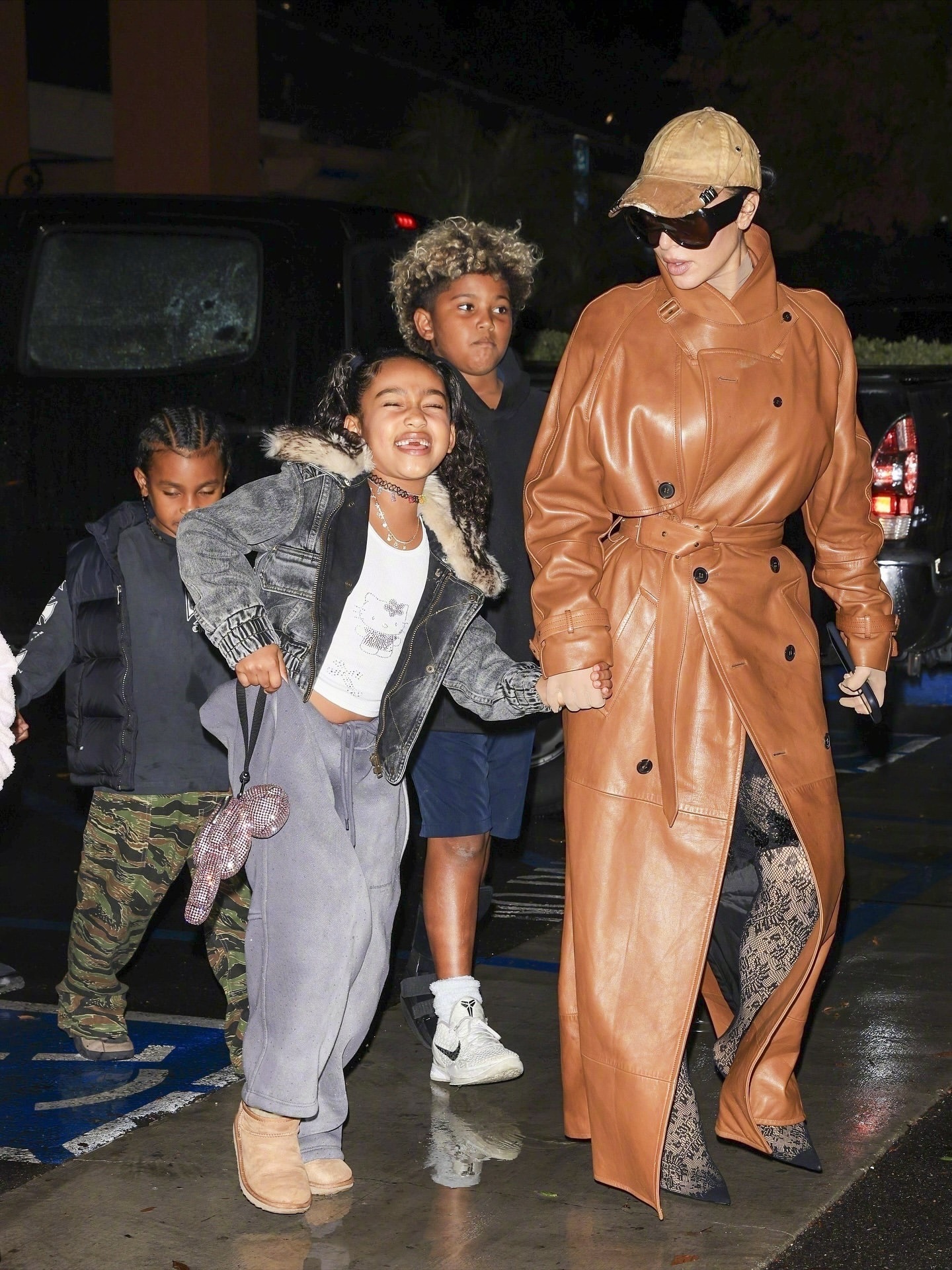 金.卡戴珊带着Saint、Psalm、芝加哥、弟弟的女儿Dream外出被拍。芝
