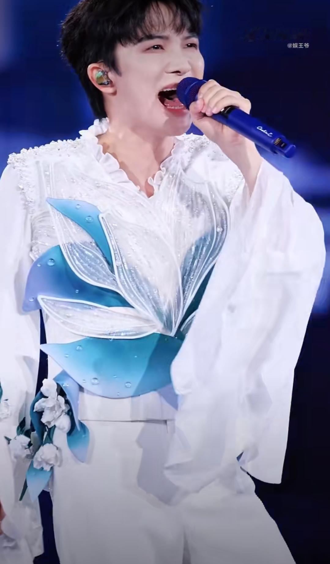 破防了！周深舞台转身偷擦泪，藏满太多委屈与底气。谁看周深偷偷擦眼泪不心疼啊