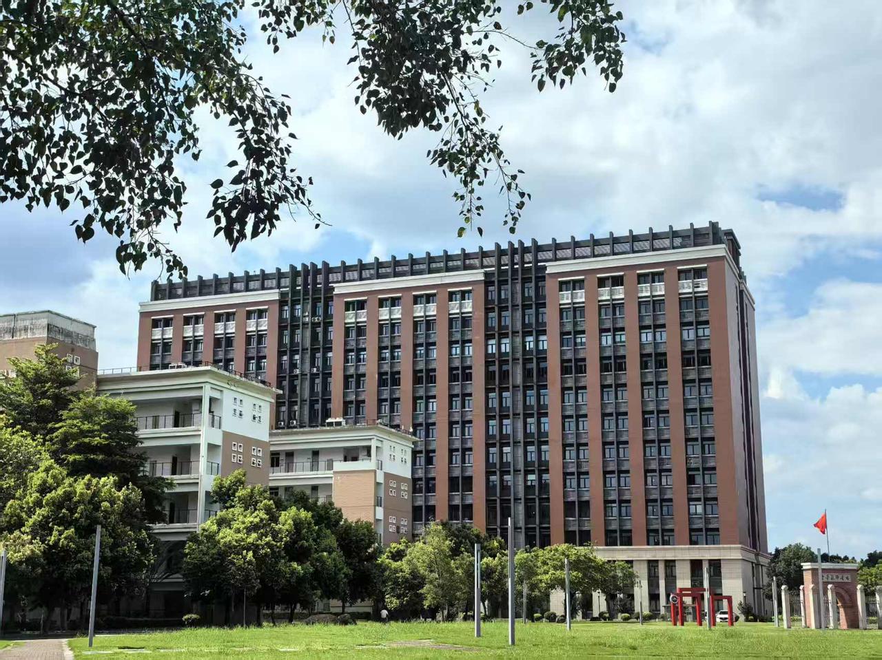中秋假期最后一天来福建双一流大学福建师范大学散步，同时也来看一位606分朋友的女