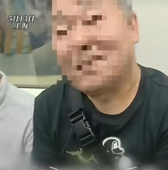 “脸都不要了！”上海地铁，一名年轻女子乘车时，被对面一位大爷目不转睛盯了整整三站
