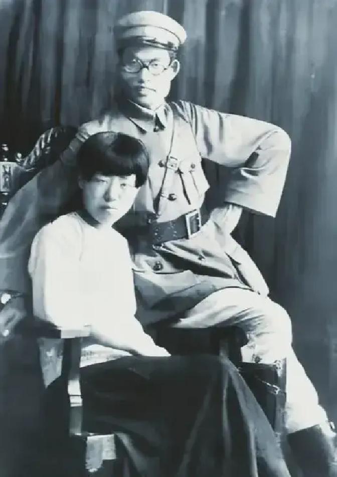 1940年延安，朱仲芷和萧劲光离婚。她把三个孩子的名单推过去，萧劲光签字时笔尖顿