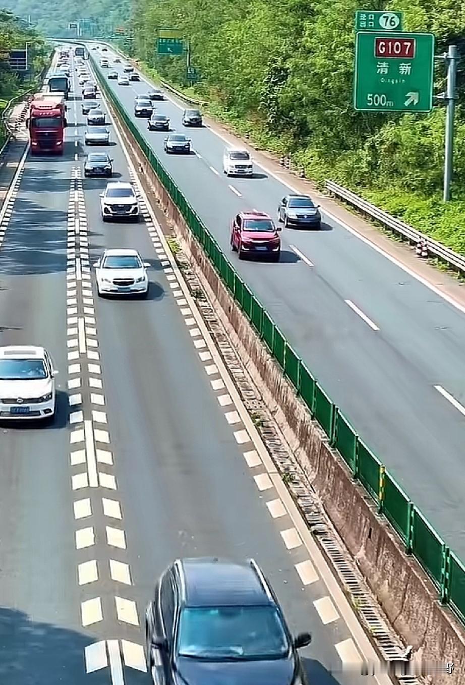 高速公路上竟然出现了逆向行车，你确定没有看错吗？这是发生在广东清远，在前几个节假