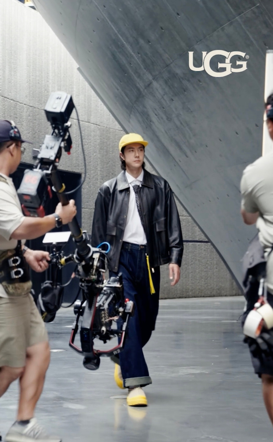 好家伙，看完王一博的羊毛卷造型照，我瞬间开启疯狂种草模式，就问谁的目光能从他脚上