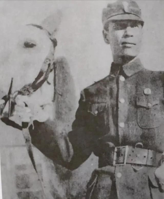 1941年4月，曾坚守上海四行仓库的谢晋元殉国后，国民政府追授其陆军少将军衔，并