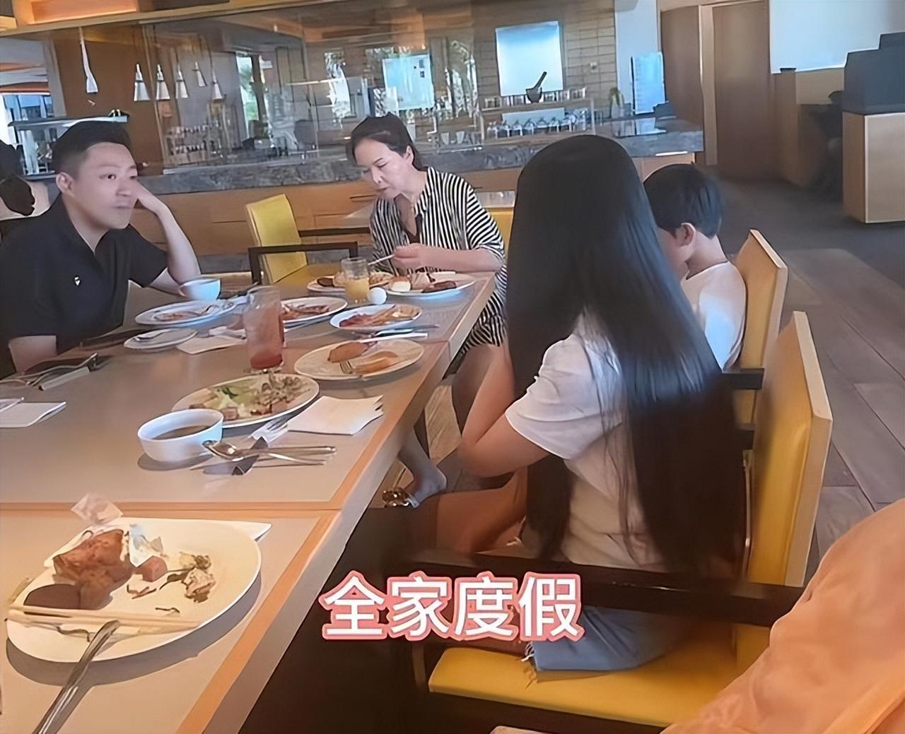 曝具俊晔想见大S儿女被拒绝，汪小菲只允许徐家人探望。 一个大男人，大S去世后