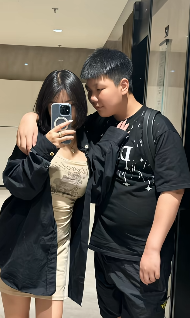 曾经抱在怀里的孩子，一眨眼就长大了
