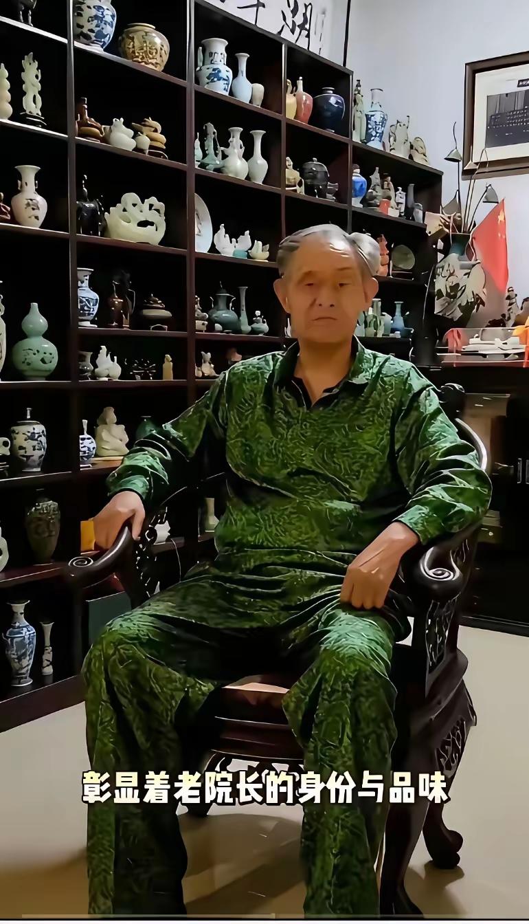 我觉得徐老爷子是清白的，有网友说，他家里文物多，他回应，我管