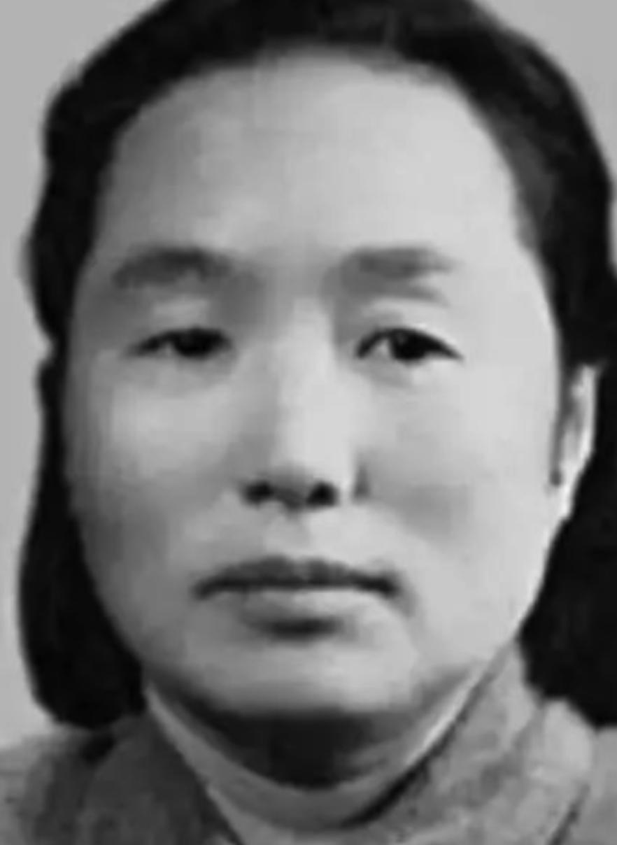 1937年，地主王学文将门口昏倒的女兵扛上炕。谁料，女兵解开衣襟，他大惊：“怎么
