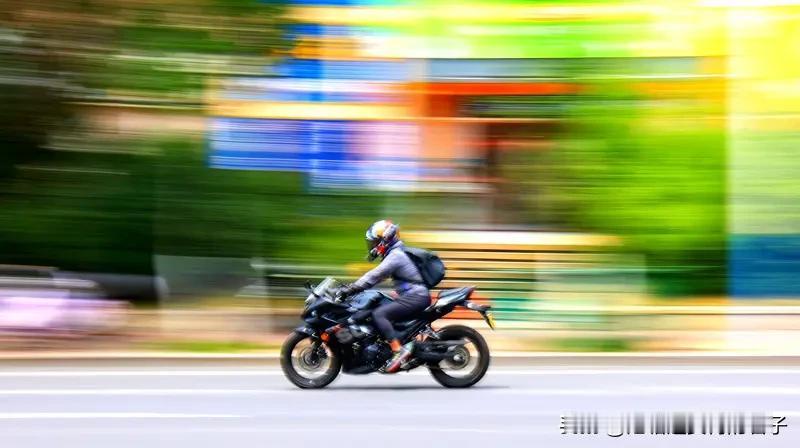 超时遭拒收骑手将餐食摔顾客家门口8月19日重庆巴南，耿先生因外卖超时取消订单