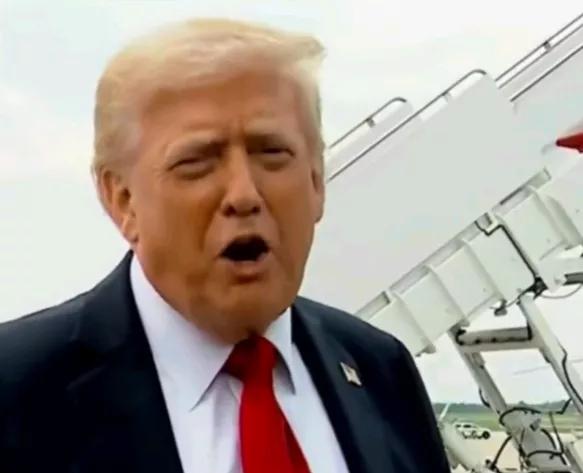 《华尔街日报》报道，当地时间1日，美国总统特朗普，在接受采访时坦承，他的确在频繁