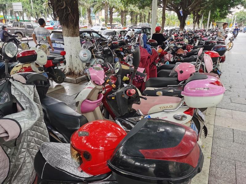 曾经有一位外卖员，在送餐路上，一辆汽车突然变道，他为了躲避只能紧急刹车，结果整个