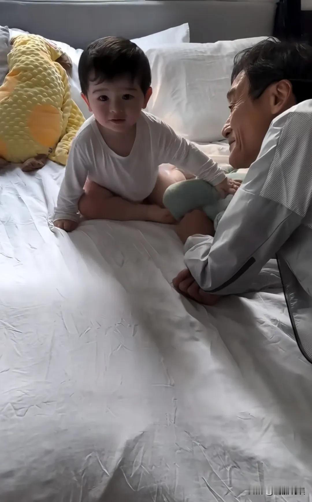 梁家辉和小外孙的互动，让多少人动情了啊，画面太温馨了！梁家辉女儿晒视频，自己的
