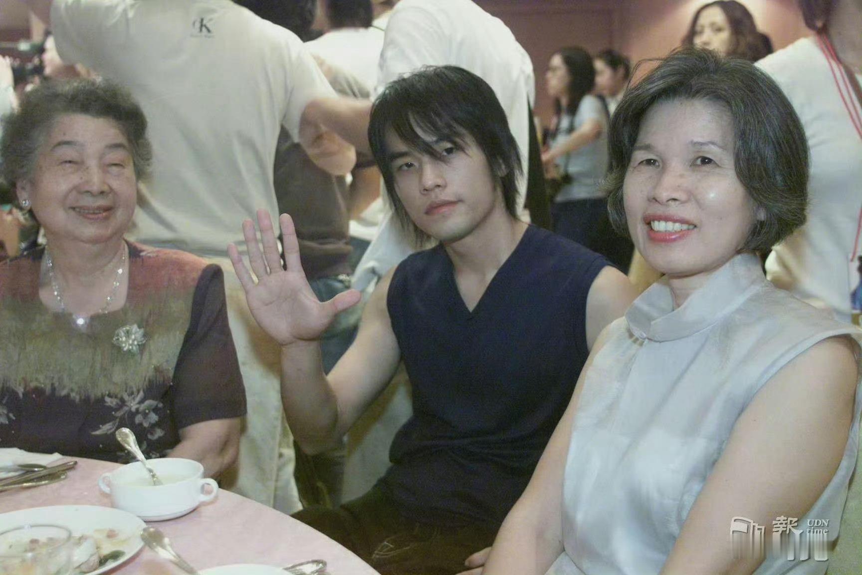 周杰伦和外婆珍贵合影
