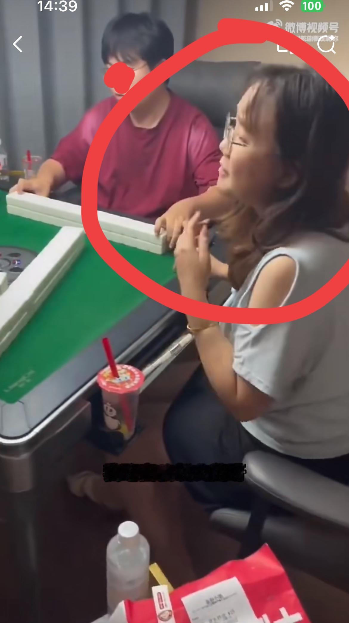 打麻将的胖仙女吃完外卖就发起退款，老板上门讨要说法，小仙女振振有词：我就是吃白食